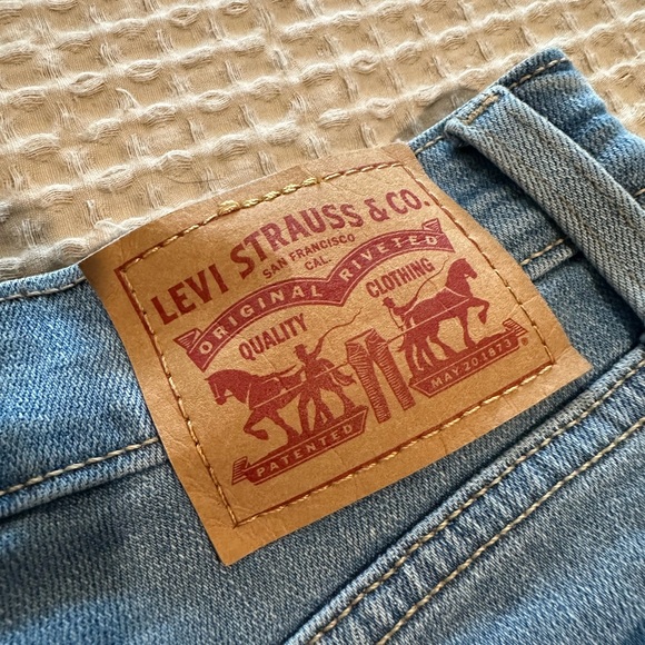 Levi’s High Rise Shorts - light wash - size 27 - Picture 2 of 3